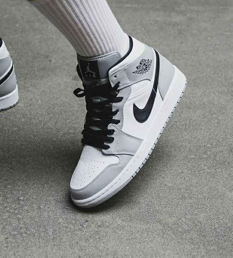 NIKE AIR JORDAN 1 RETRO "LIGHT SMOKE GREY"