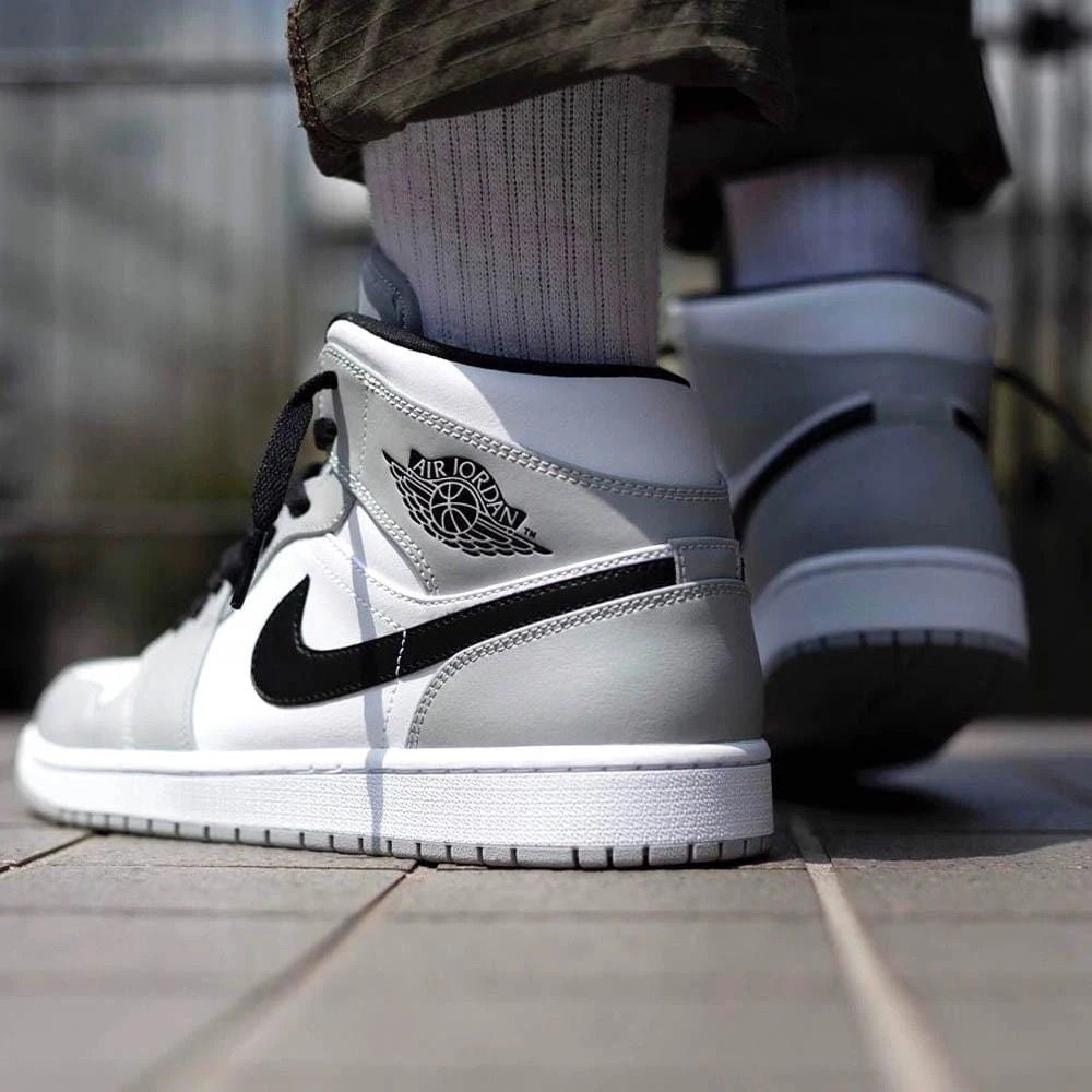 NIKE AIR JORDAN 1 RETRO "LIGHT SMOKE GREY"