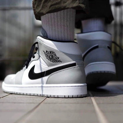 NIKE AIR JORDAN 1 RETRO "LIGHT SMOKE GREY"